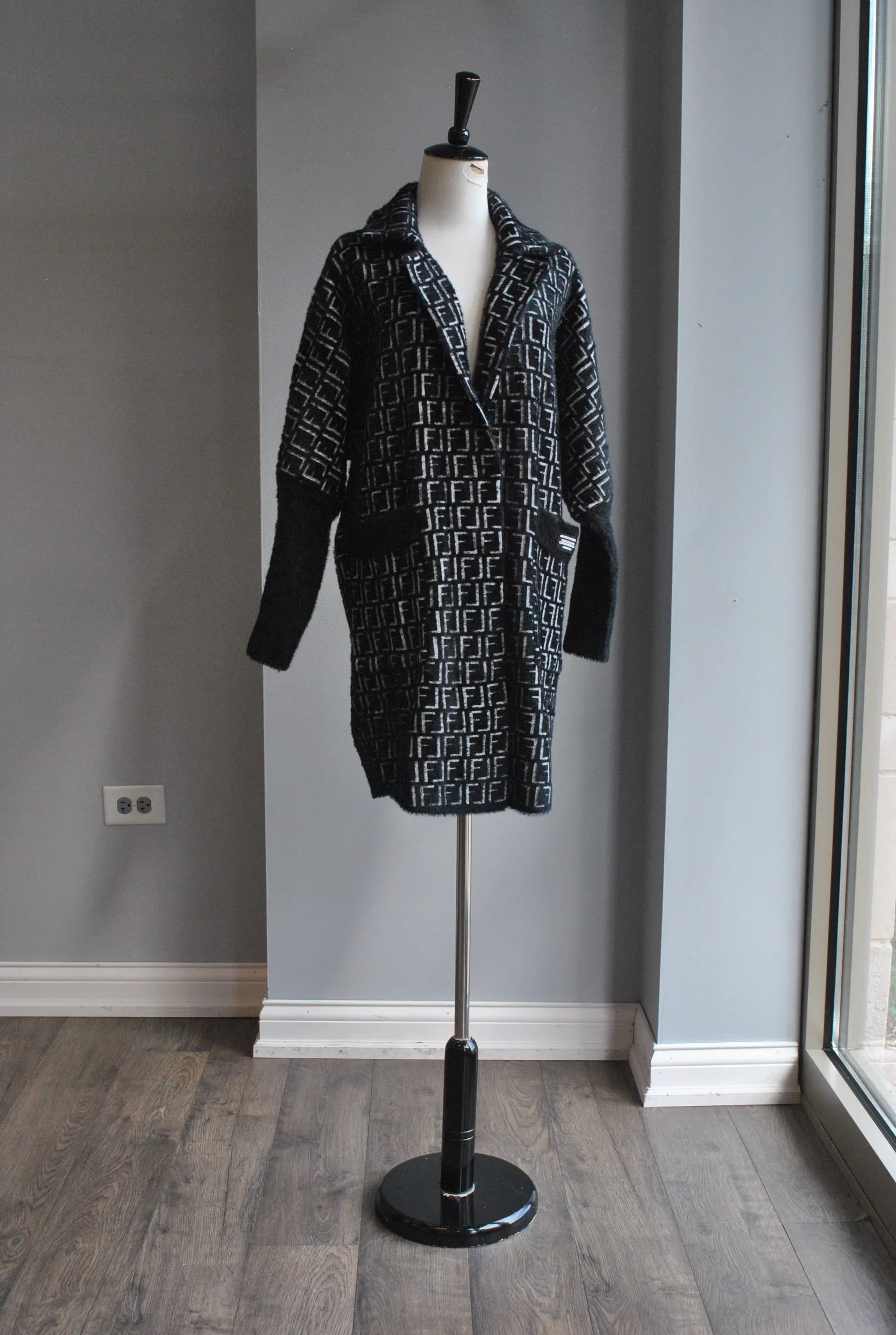 BLCK AND WHITE PRINT ALPAKA COAT