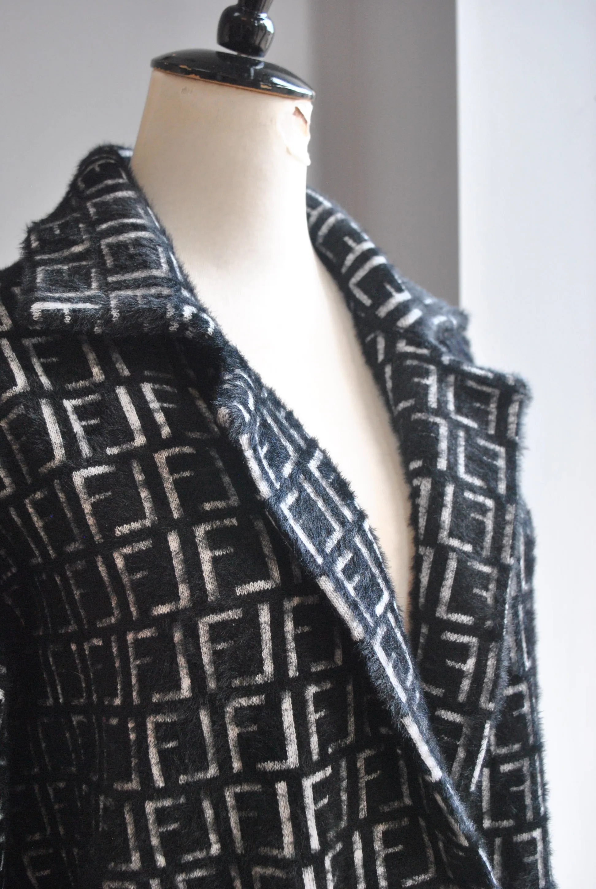 BLCK AND WHITE PRINT ALPAKA COAT