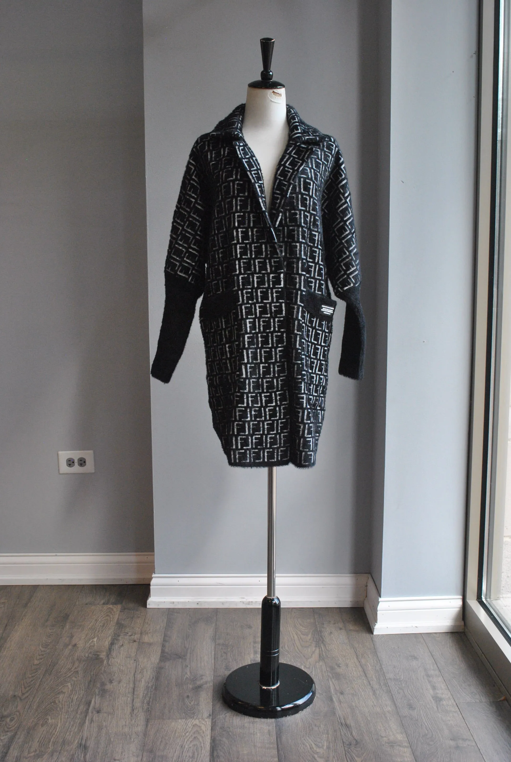 BLCK AND WHITE PRINT ALPAKA COAT
