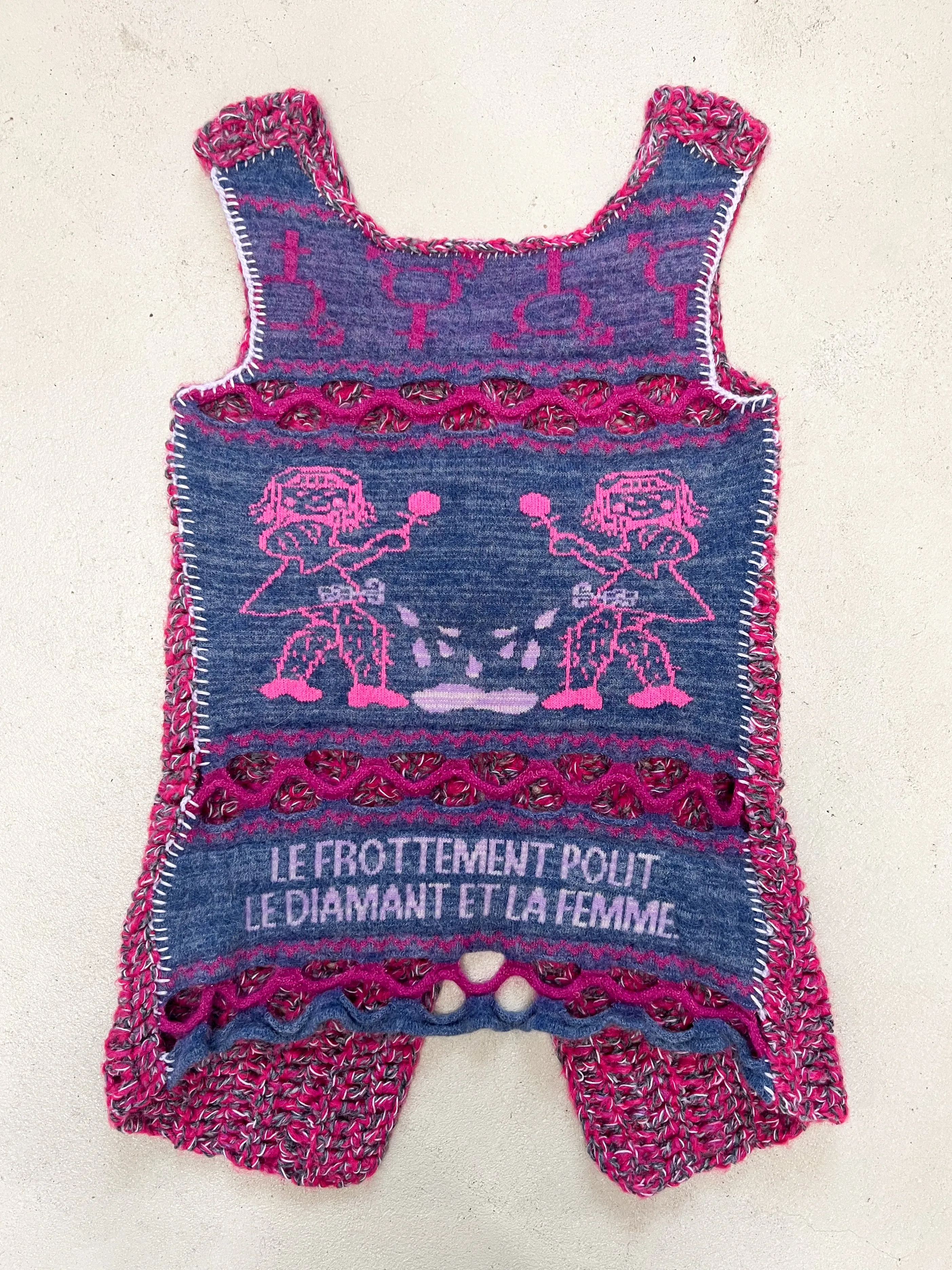 "Peeing girls" crochet vest pink blue