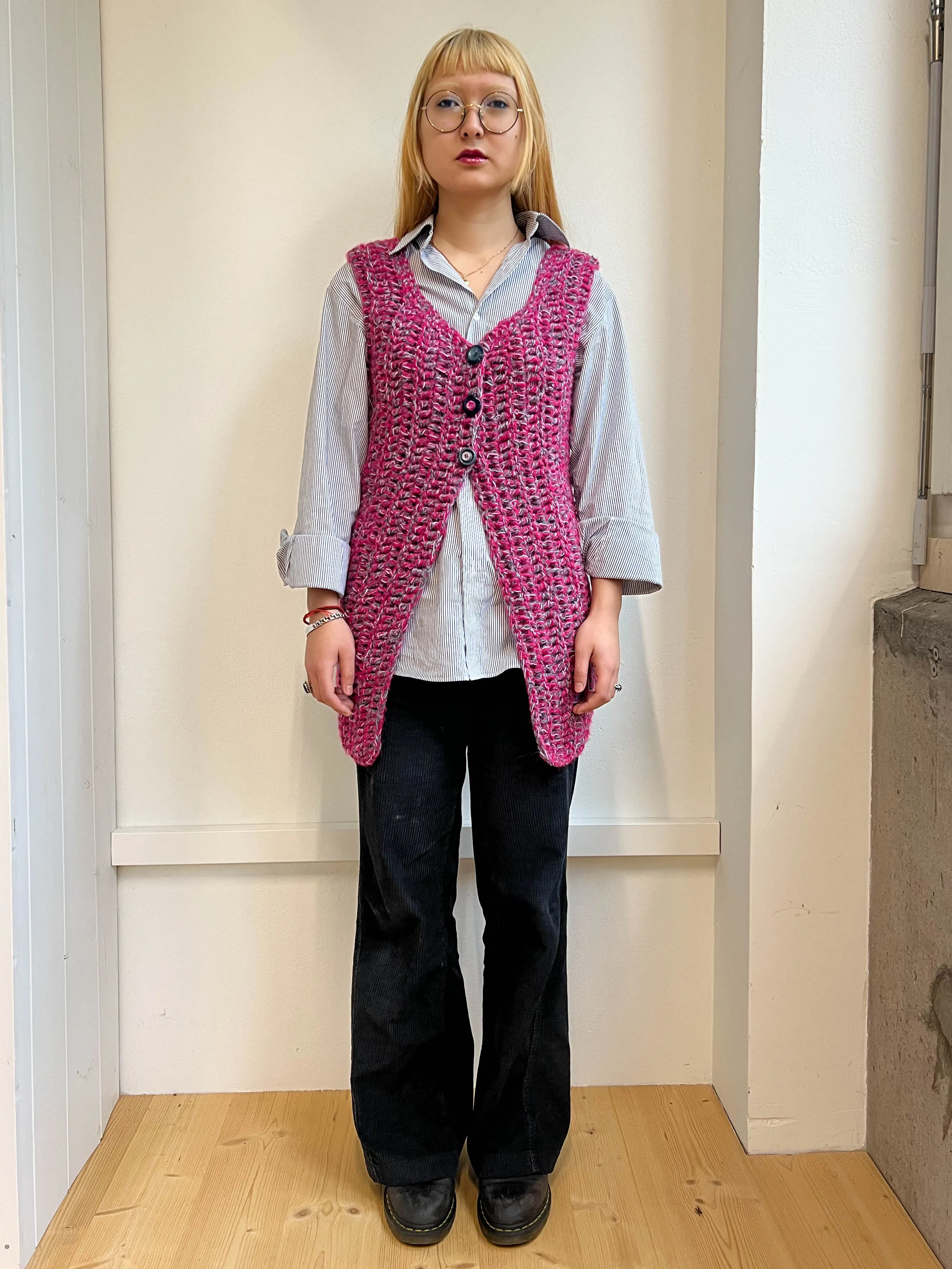 "Peeing girls" crochet vest pink blue