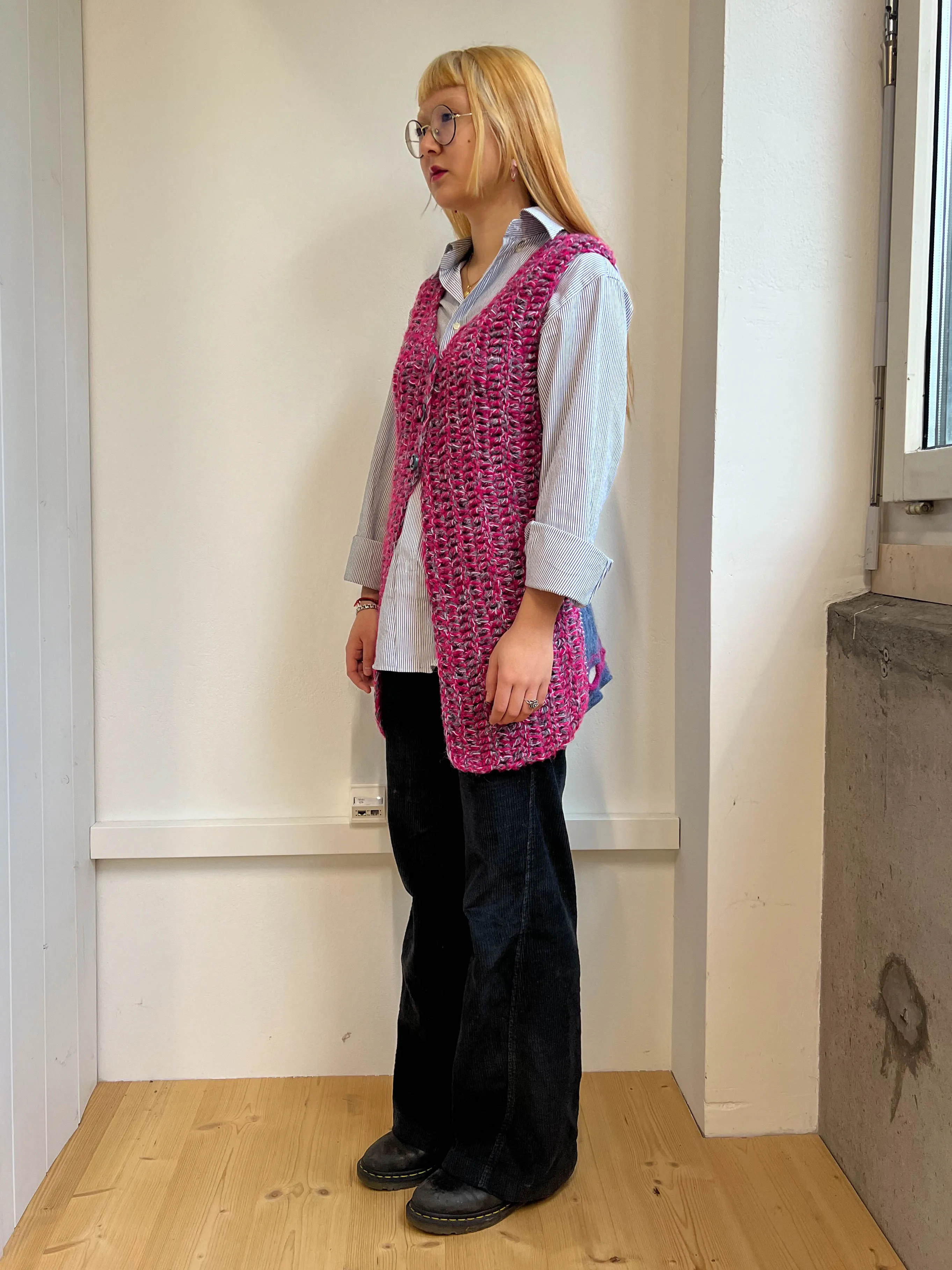 "Peeing girls" crochet vest pink blue