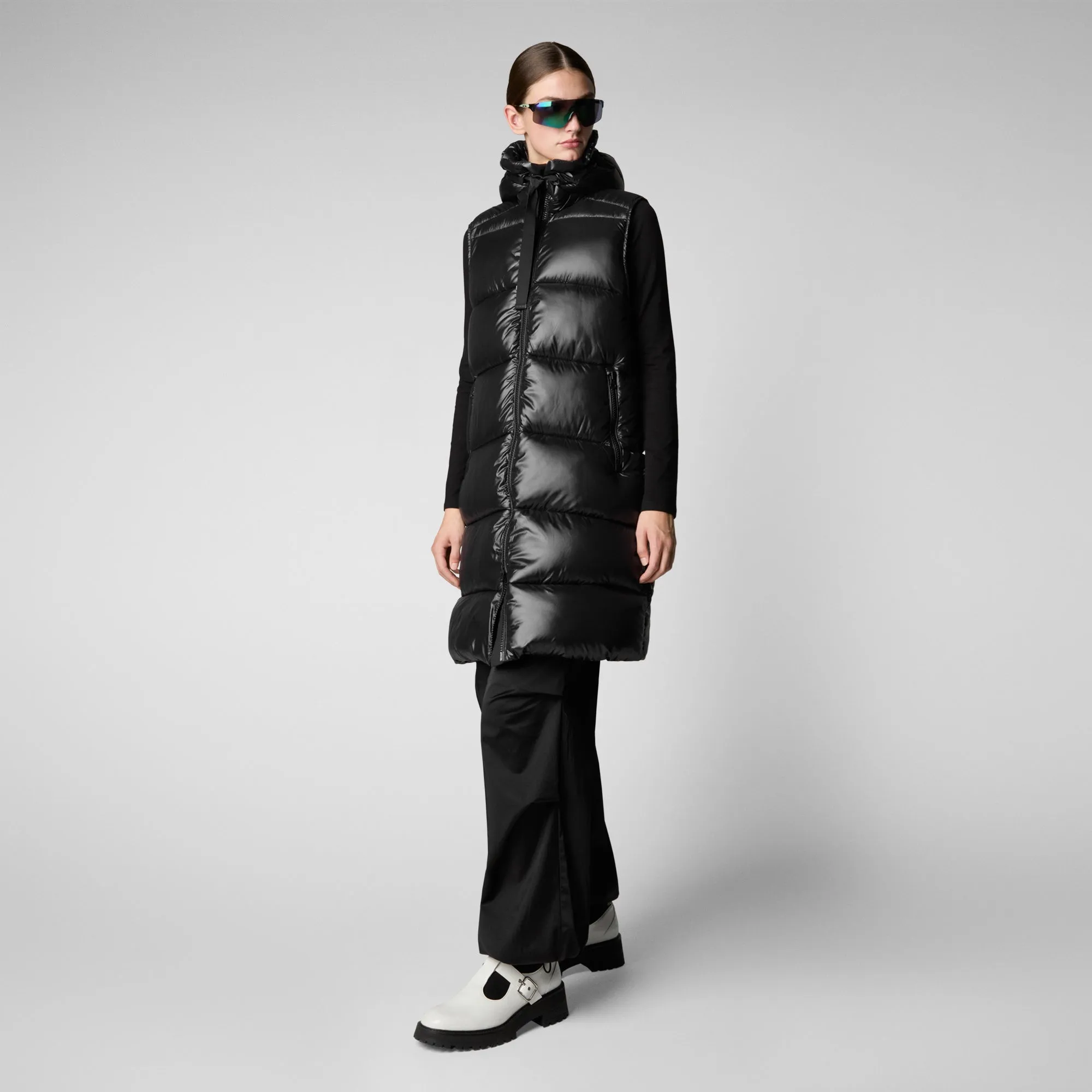 Woman's hooded vest Iria in black